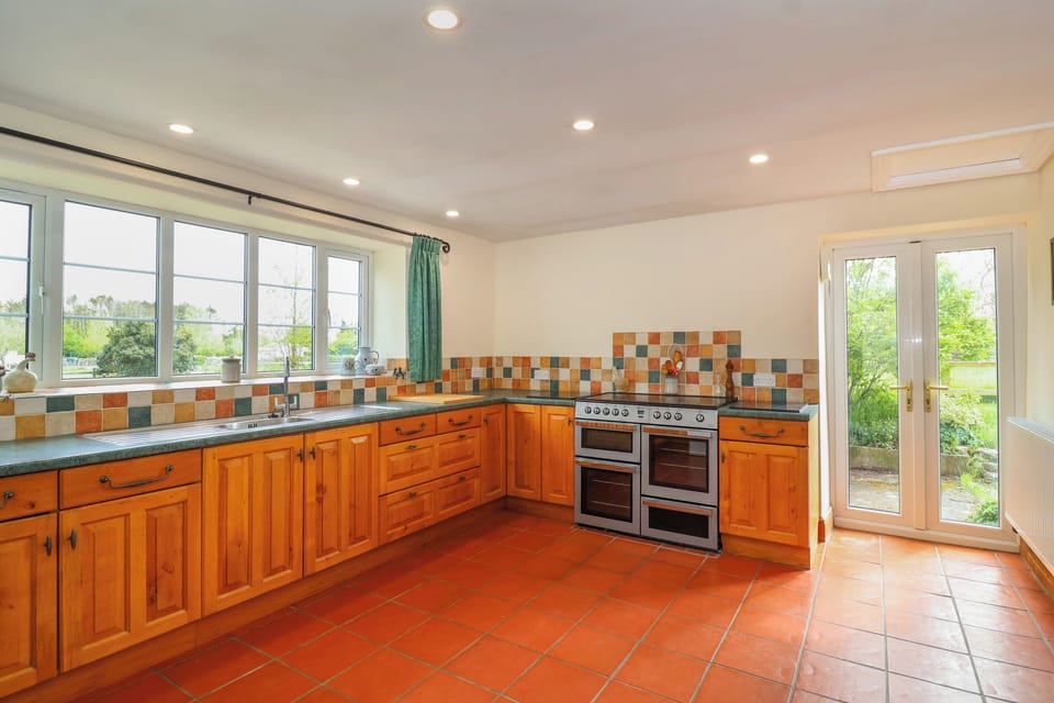 Fridge, dishwasher, cookware/dishes/utensils