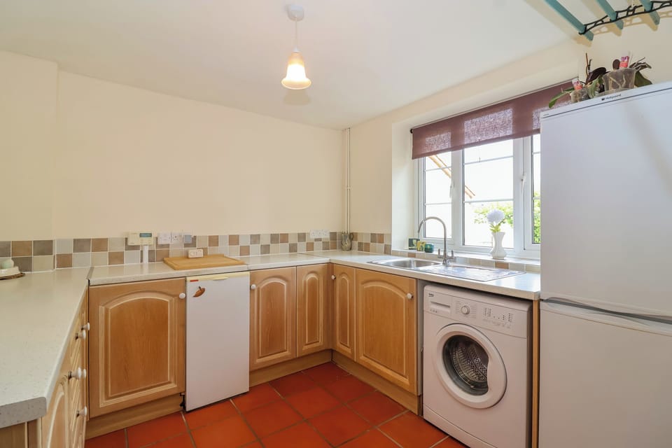 Fridge, dishwasher, cookware/dishes/utensils