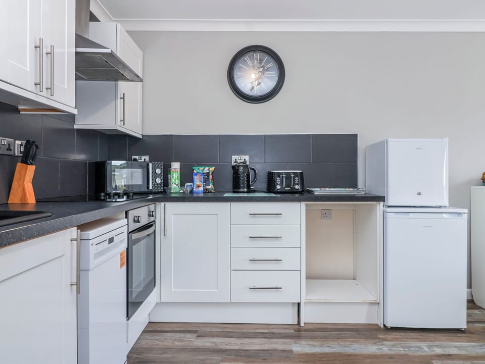 Cottage | Private kitchen | Fridge, dishwasher, electric kettle, toaster