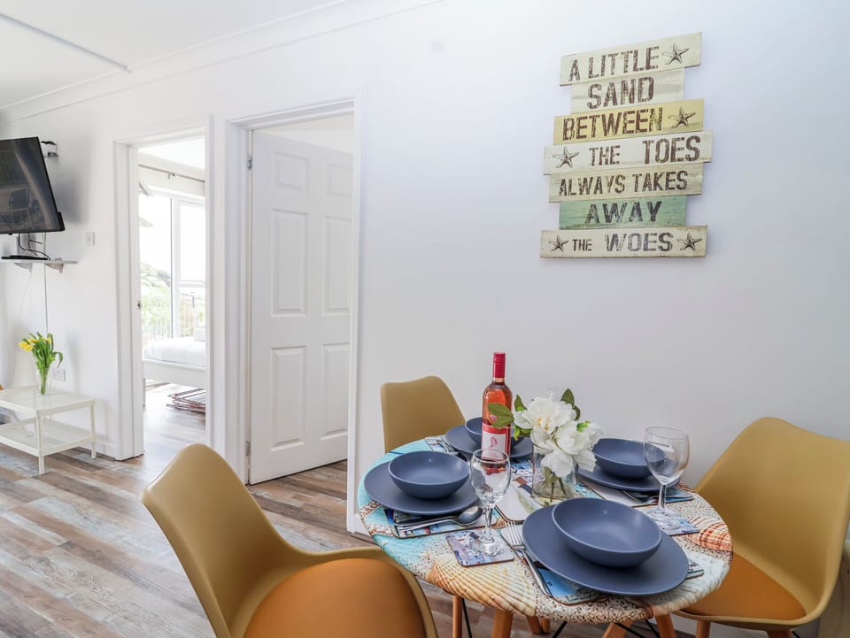 Cottage | Dining