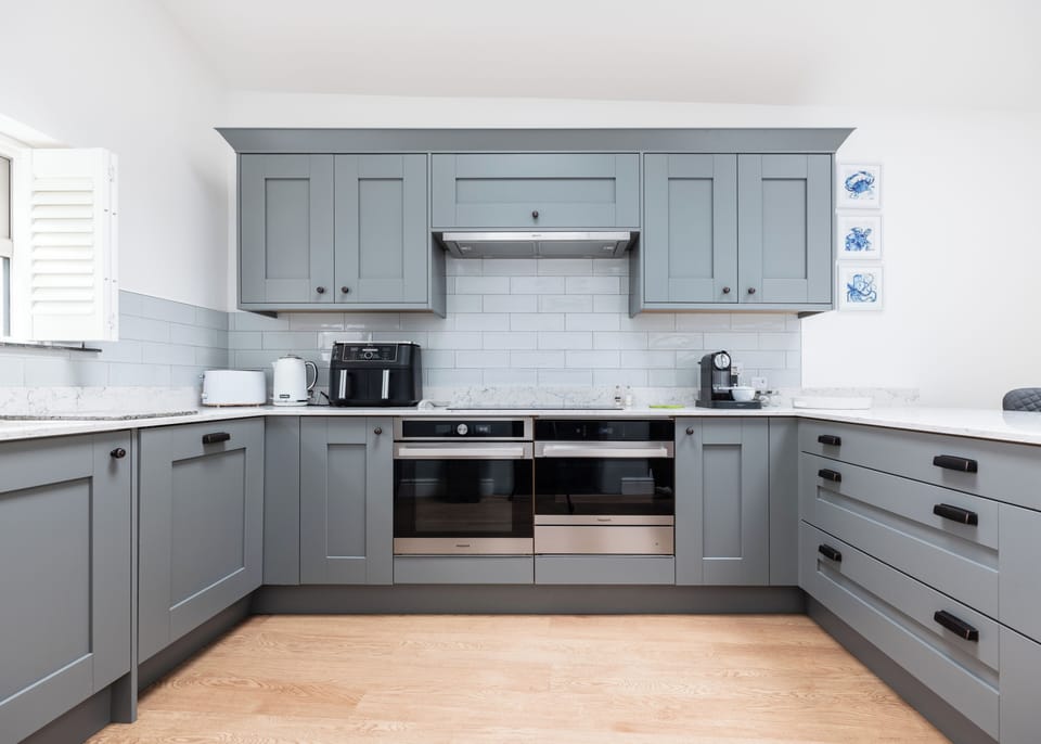 Cottage | Private kitchen | Fridge, dishwasher, cookware/dishes/utensils