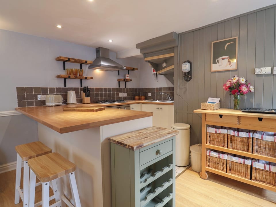 Fridge, cookware/dishes/utensils