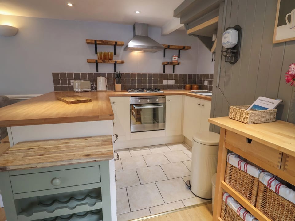 Fridge, cookware/dishes/utensils