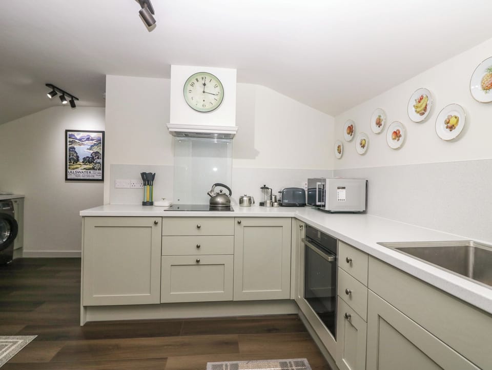 Dishwasher, electric kettle, toaster, cookware/dishes/utensils