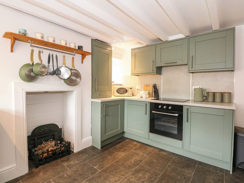 Fridge, cookware/dishes/utensils