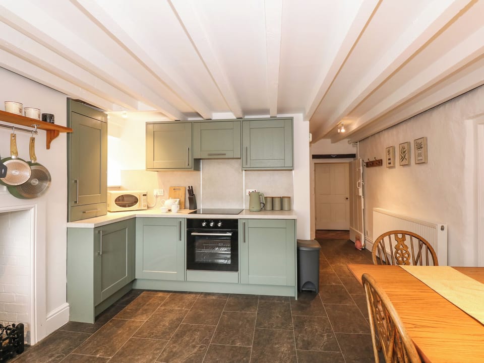 Fridge, cookware/dishes/utensils