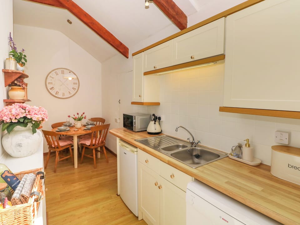 Fridge, dishwasher, cookware/dishes/utensils
