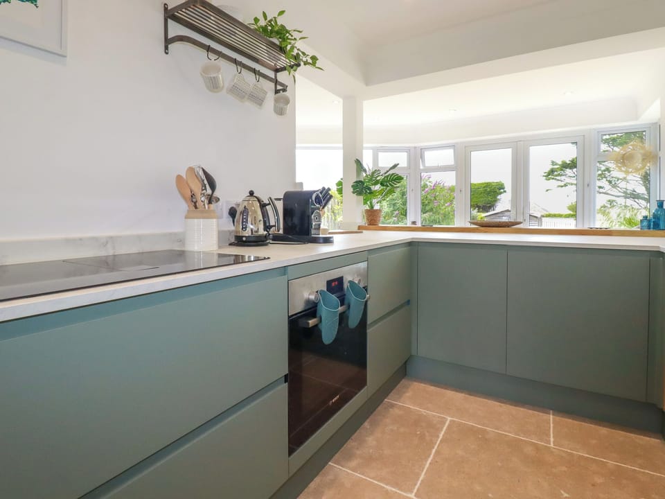 Fridge, dishwasher, cookware/dishes/utensils