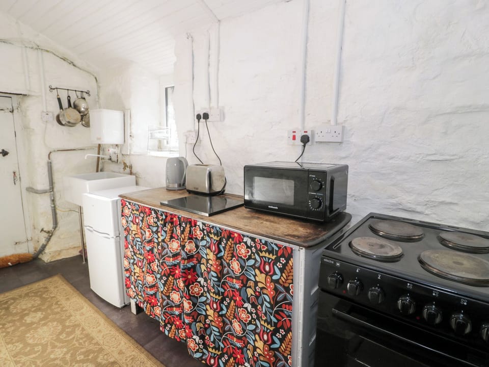 Cottage | Private kitchen | Fridge, electric kettle, toaster, cookware/dishes/utensils