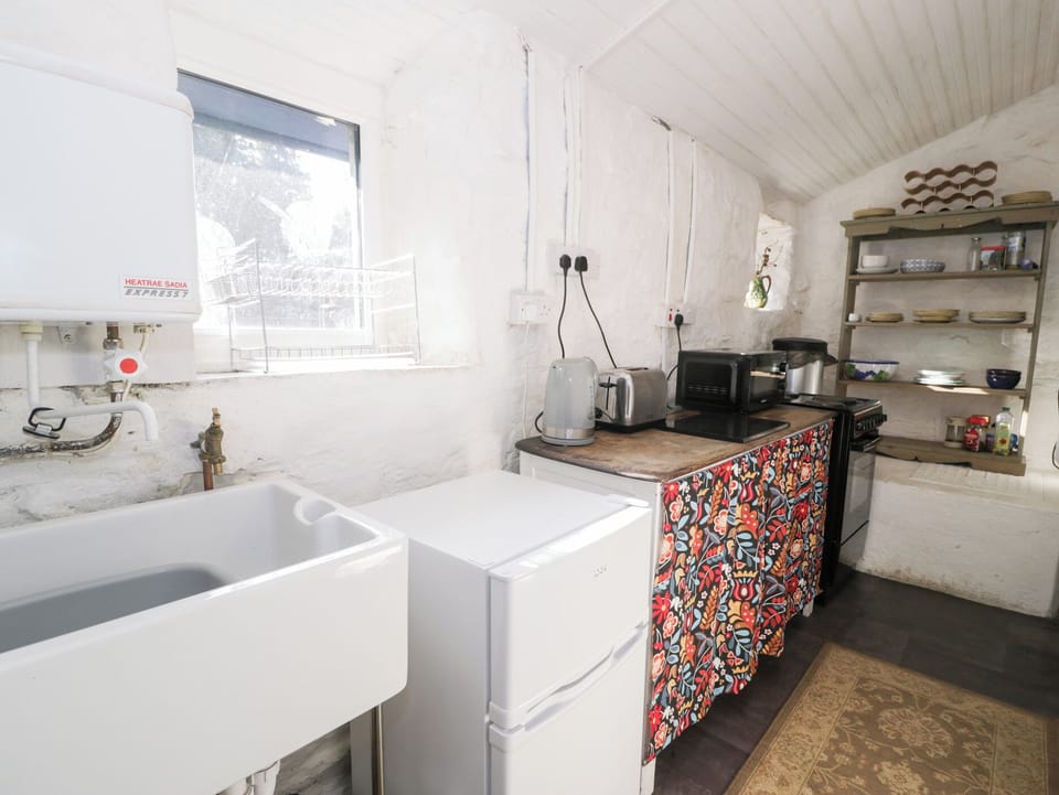Cottage | Private kitchen | Fridge, electric kettle, toaster, cookware/dishes/utensils