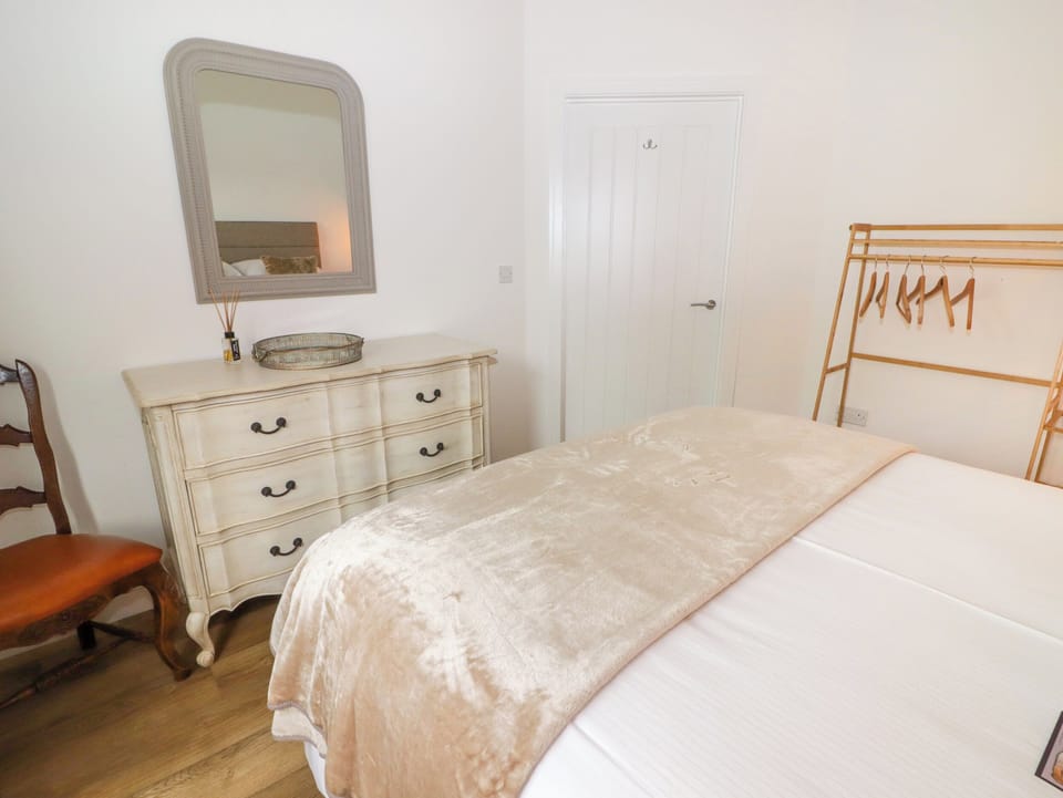 2 bedrooms, individually decorated, individually furnished, free WiFi