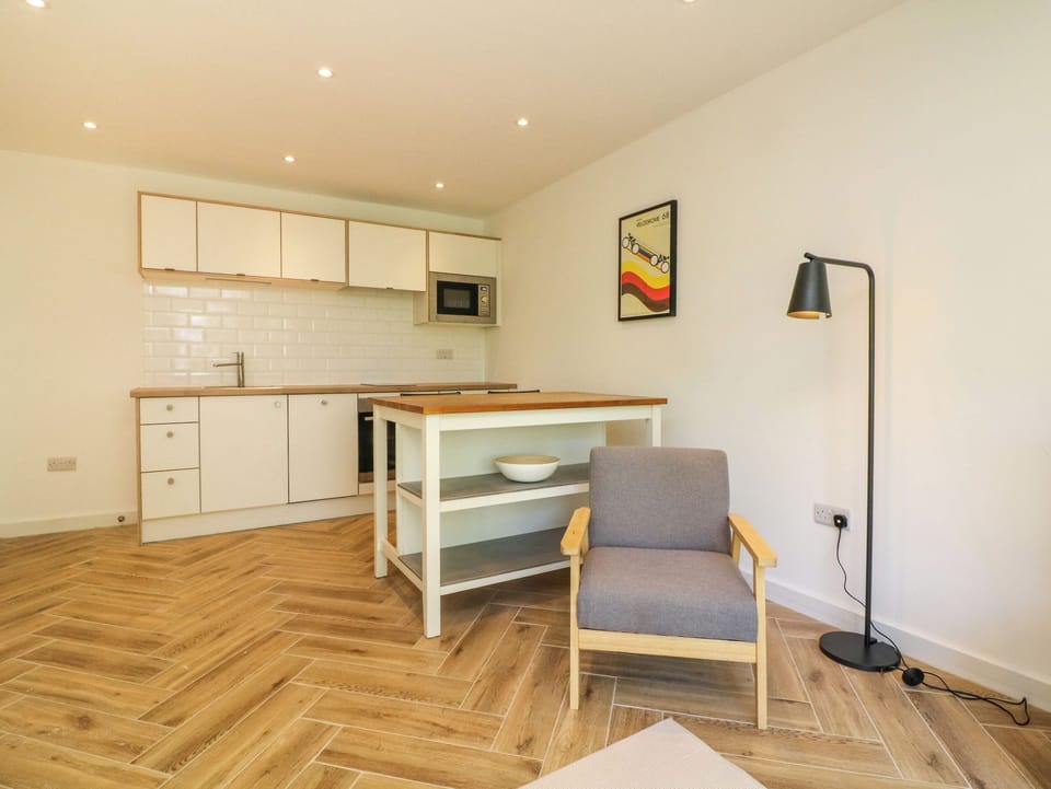 Fridge, dishwasher, cookware/dishes/utensils