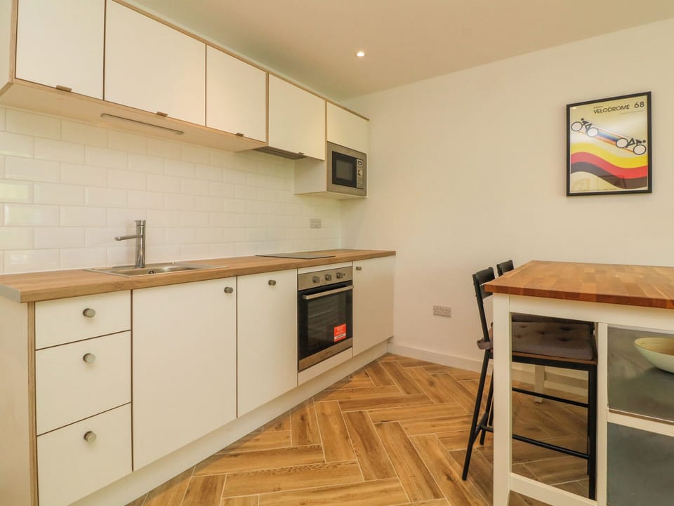 Fridge, dishwasher, cookware/dishes/utensils
