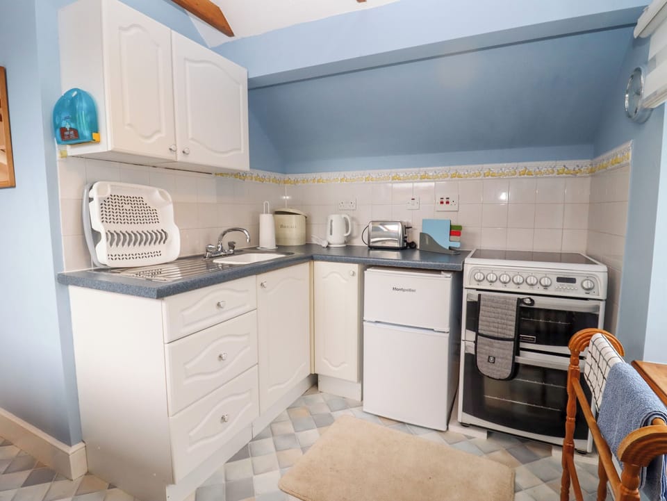 Electric kettle, toaster, cookware/dishes/utensils