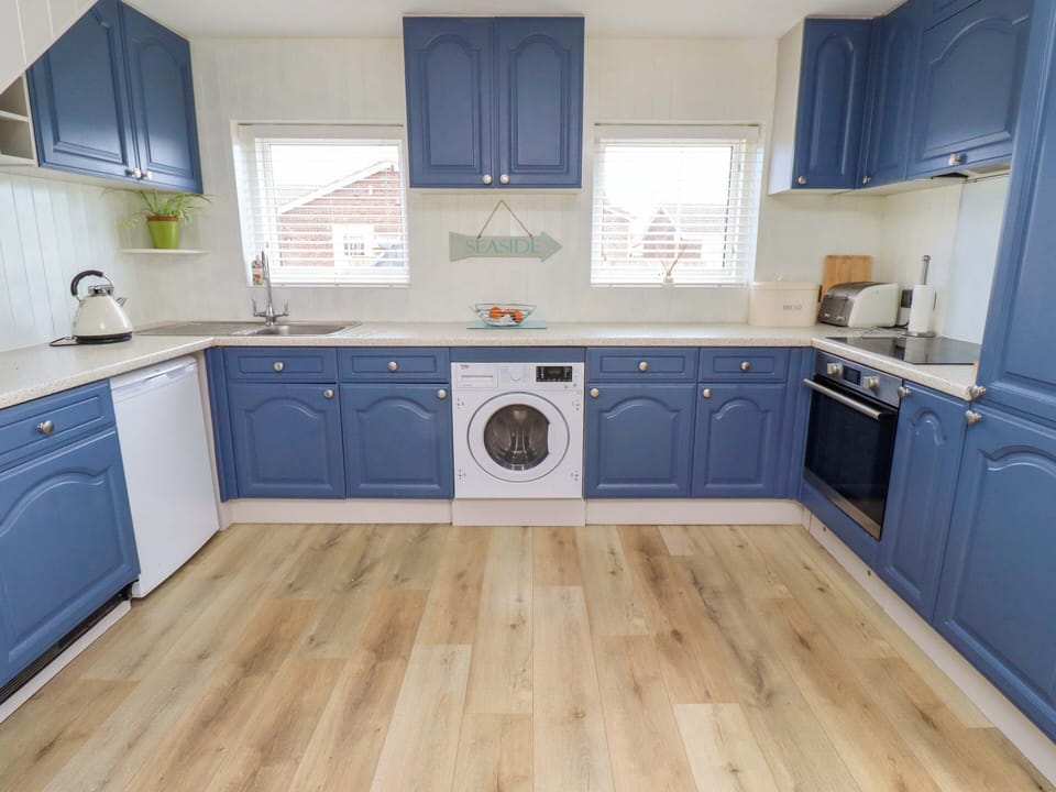 Cottage | Private kitchen | Fridge, electric kettle, cookware/dishes/utensils