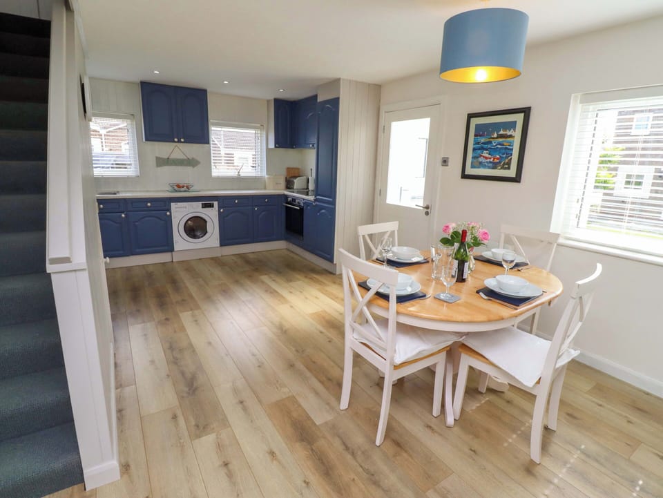 Cottage | Dining