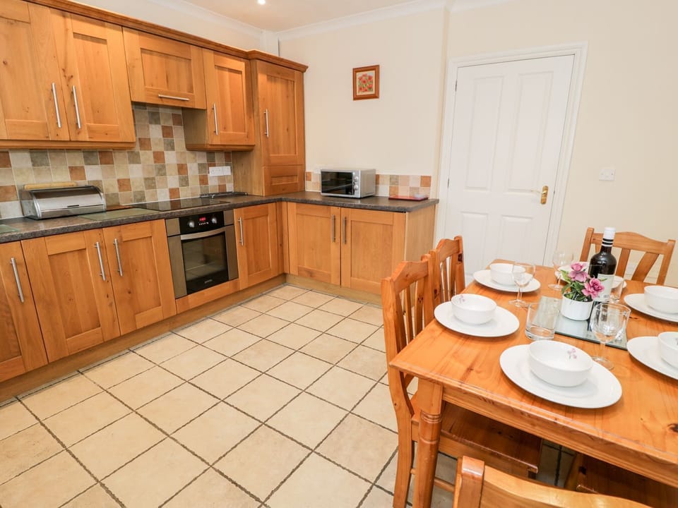 Fridge, cookware/dishes/utensils