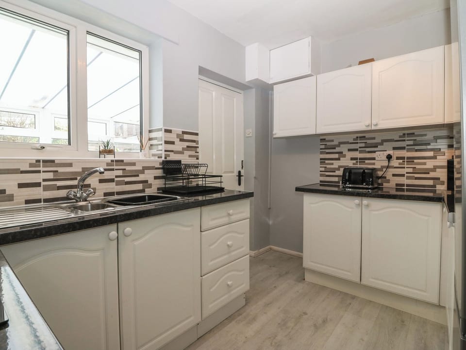 Fridge, cookware/dishes/utensils