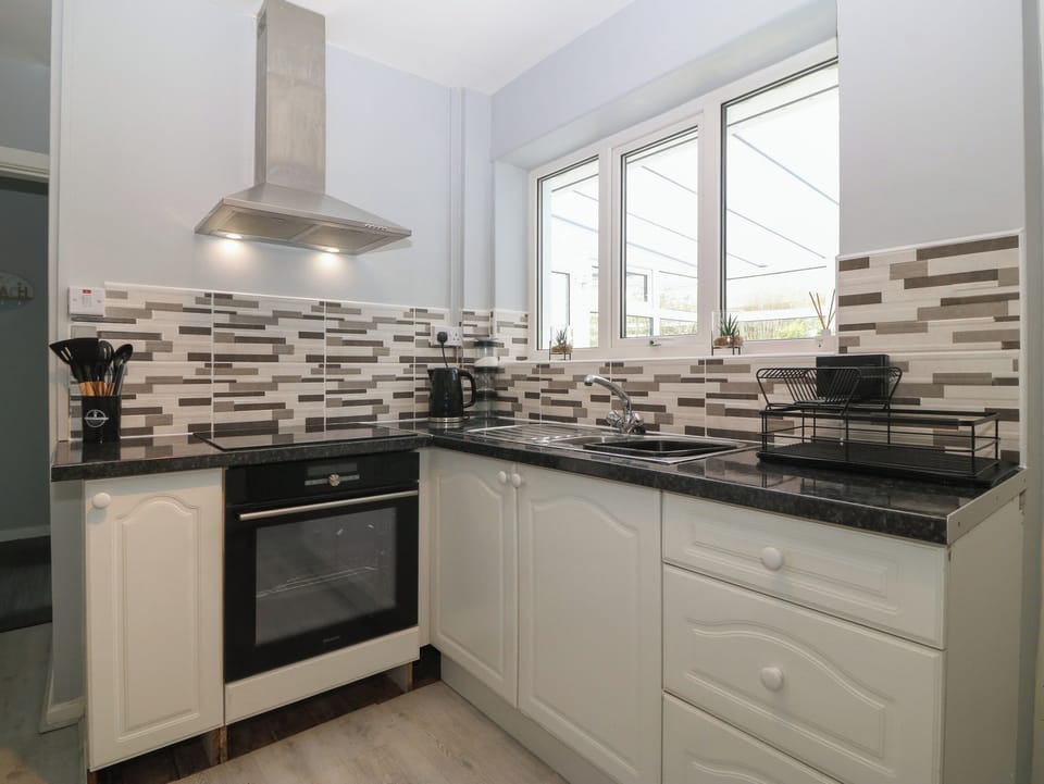 Fridge, cookware/dishes/utensils