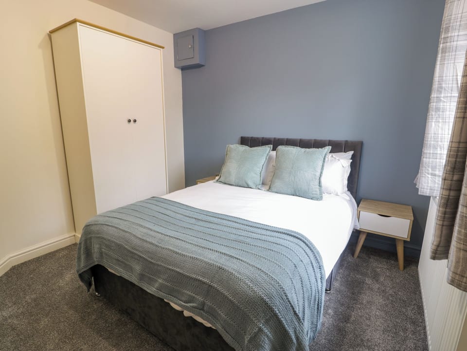 1 bedroom, individually decorated, individually furnished