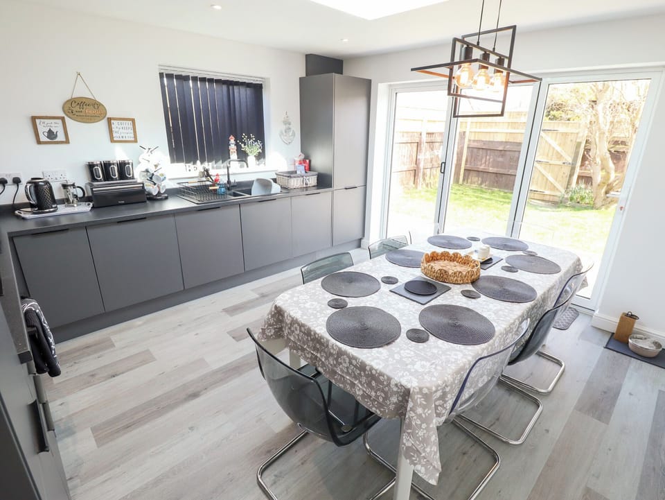 Cottage | Dining