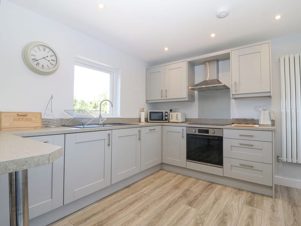 Fridge, dishwasher, cookware/dishes/utensils