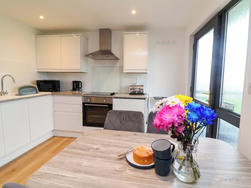 Cottage | Private kitchen | Fridge, electric kettle, toaster, cookware/dishes/utensils