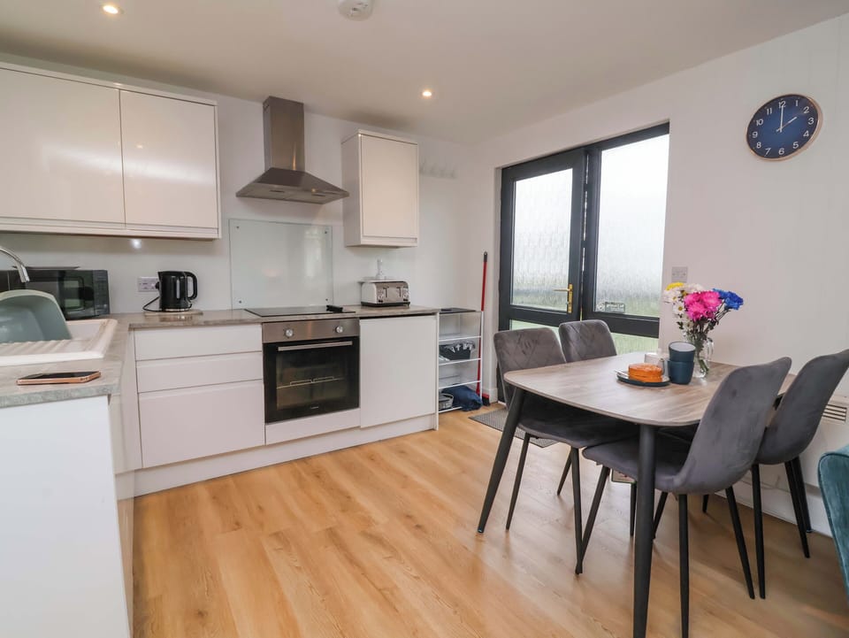 Cottage | Private kitchen | Fridge, electric kettle, toaster, cookware/dishes/utensils