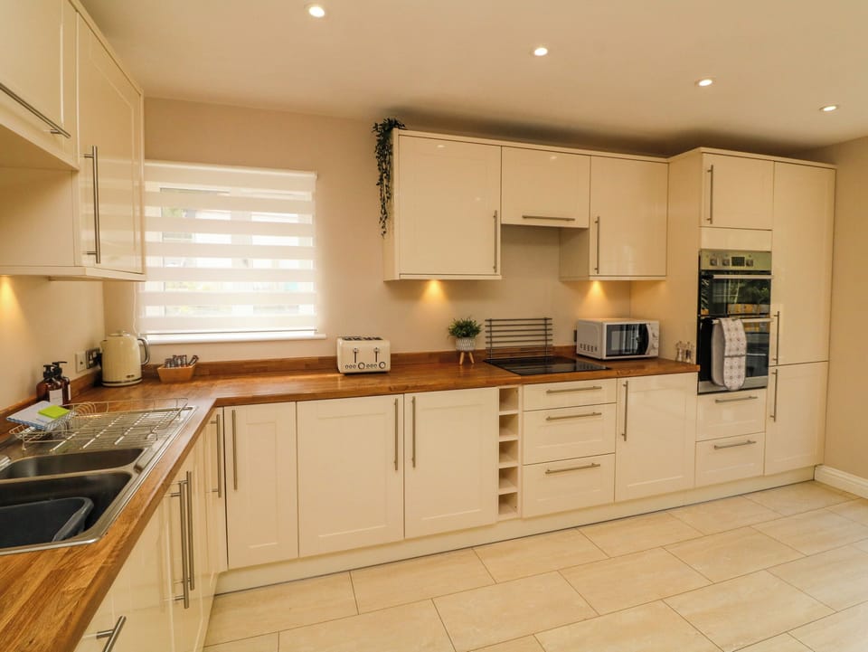 Fridge, dishwasher, electric kettle, toaster