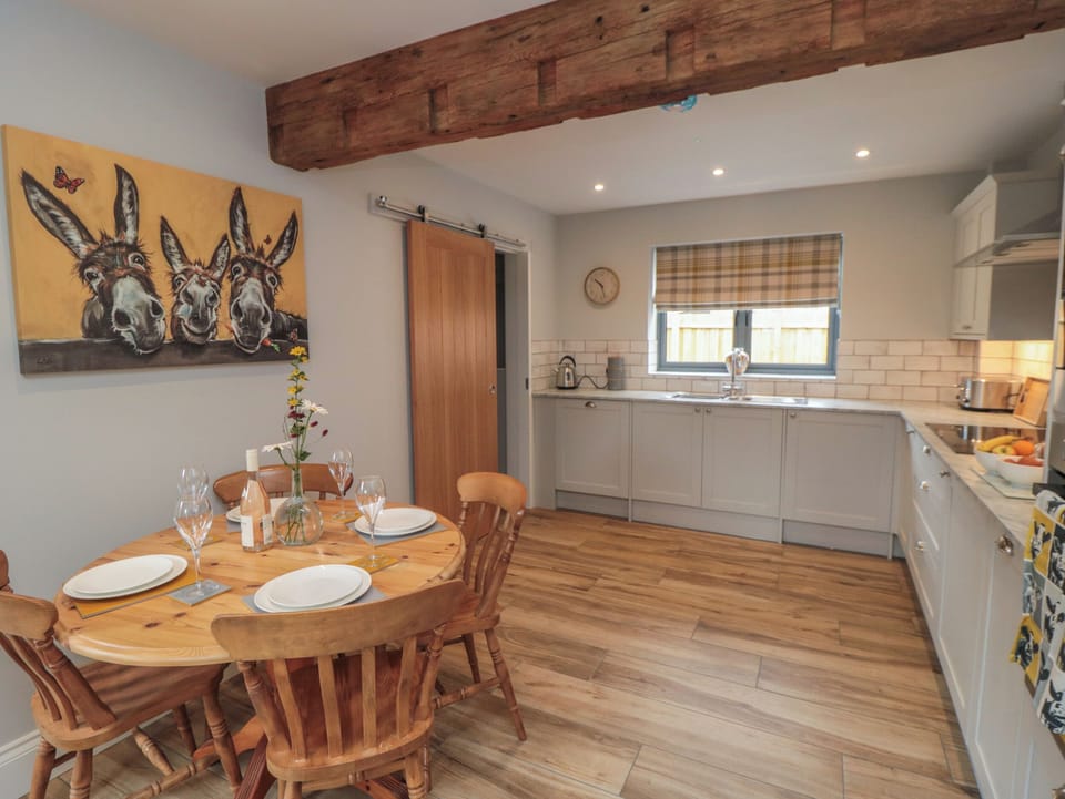 Dishwasher, electric kettle, toaster, cookware/dishes/utensils