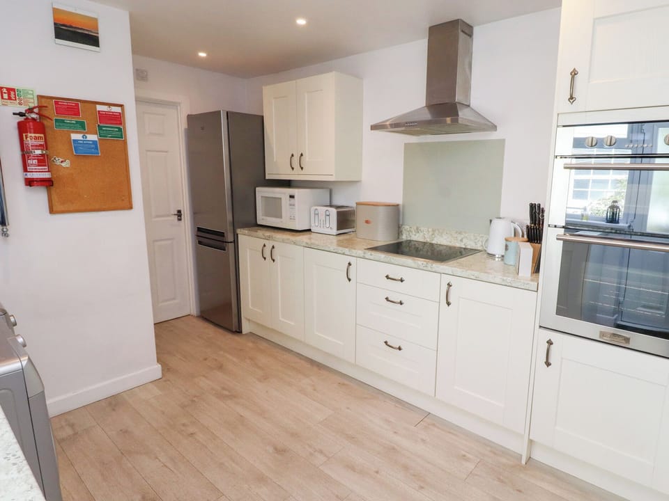 Cottage | Private kitchen | Fridge, dishwasher, electric kettle, toaster