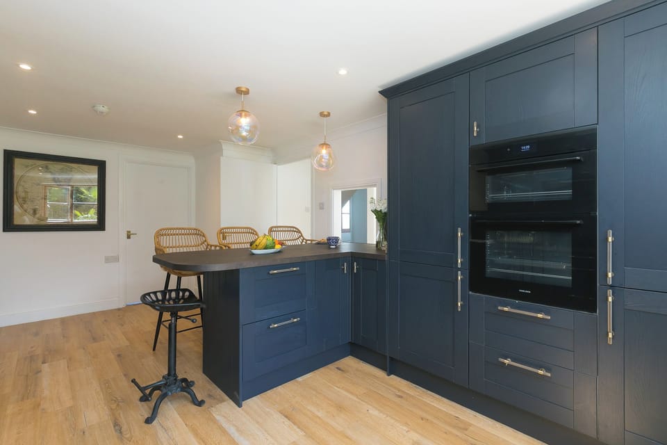 Fridge, dishwasher, cookware/dishes/utensils
