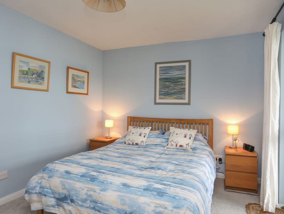 Waters Edge Cottage in Llanddaniel Fab