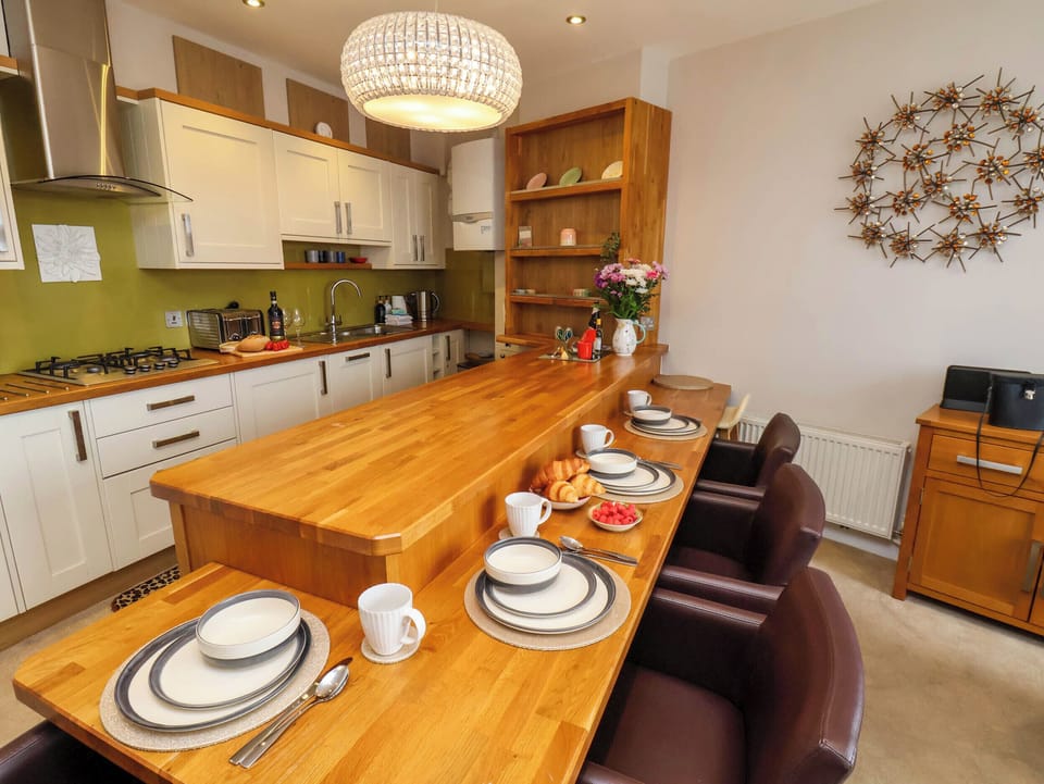 Cottage | Private kitchen | Fridge, electric kettle, cookware/dishes/utensils