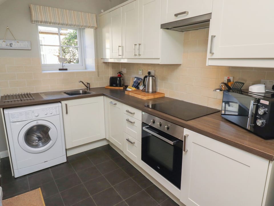 Cottage | Private kitchen | Fridge, dishwasher, cookware/dishes/utensils