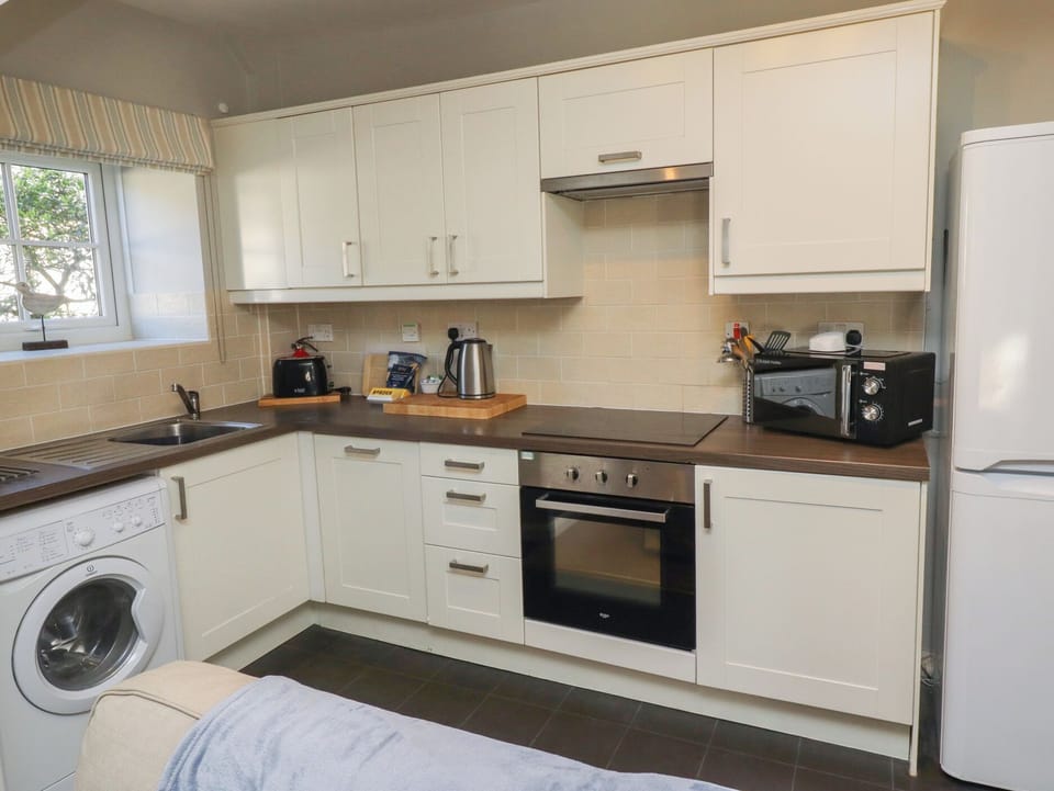 Cottage | Private kitchen | Fridge, dishwasher, cookware/dishes/utensils