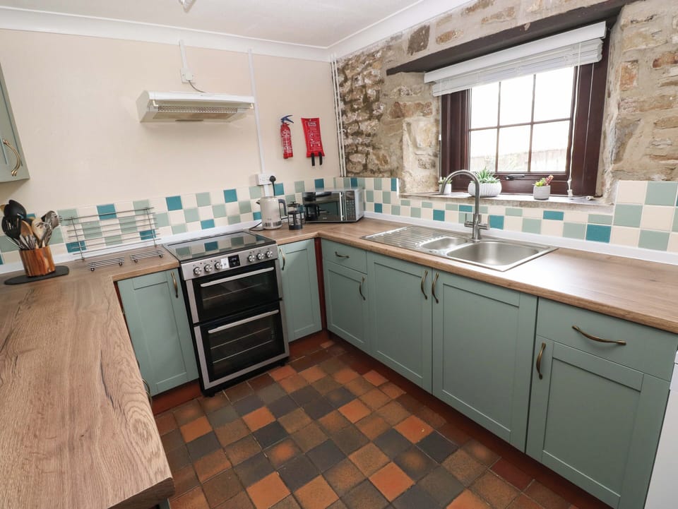 Cottage | Private kitchen | Dishwasher, electric kettle, toaster, cookware/dishes/utensils