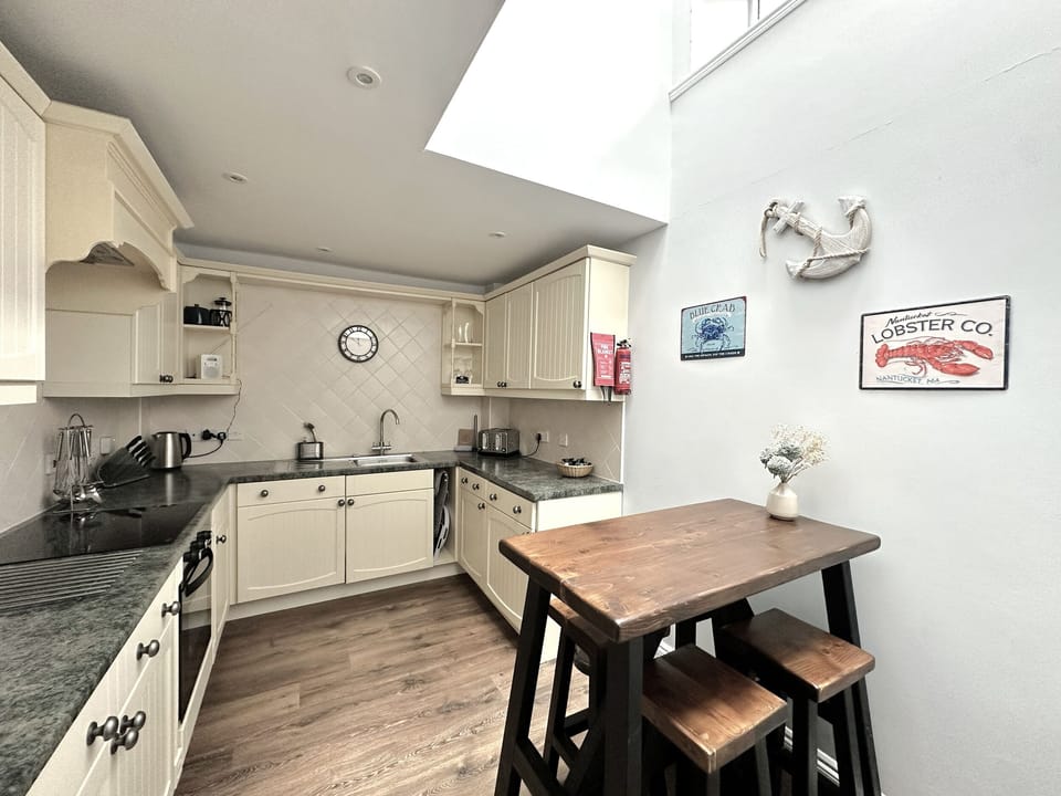 Cottage | Private kitchen | Fridge, dishwasher, cookware/dishes/utensils