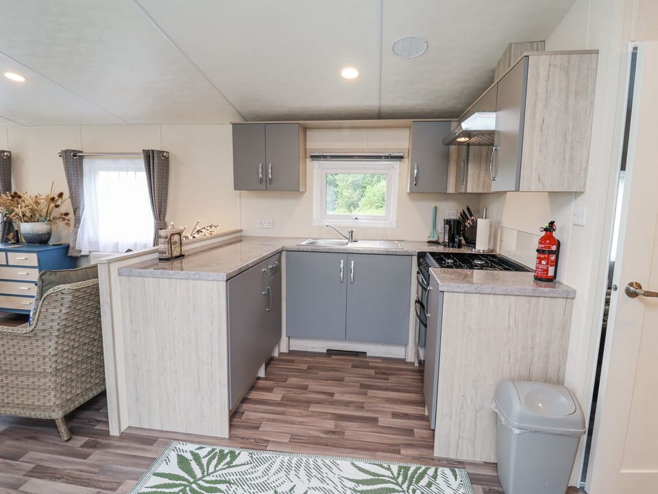 Cottage | Private kitchen | Fridge, electric kettle, toaster, cookware/dishes/utensils