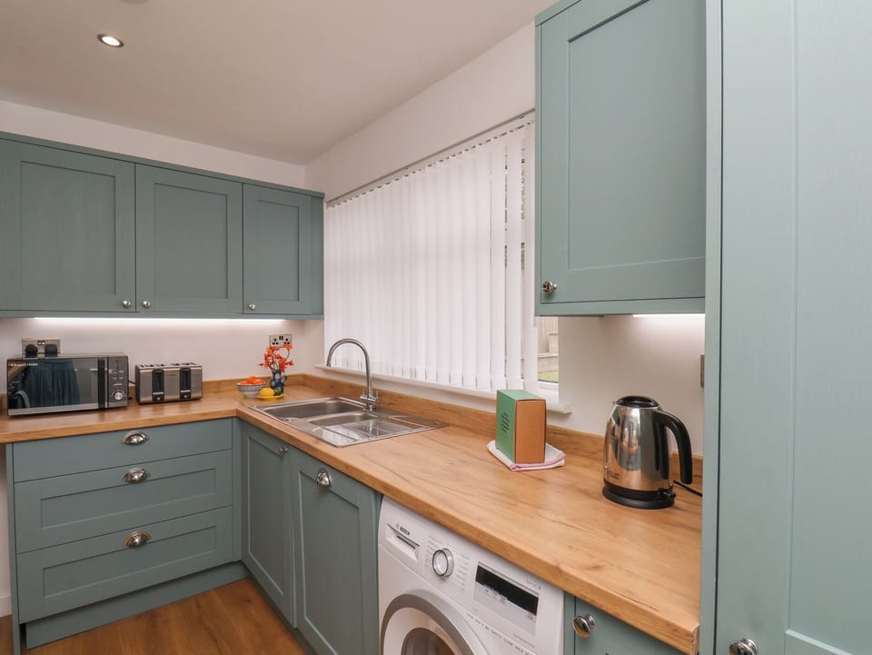 Cottage | Private kitchen | Fridge, dishwasher, electric kettle, toaster
