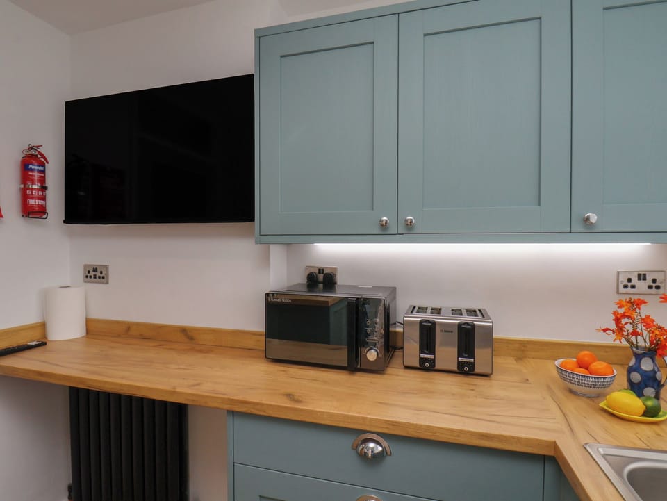 Cottage | Private kitchen | Fridge, dishwasher, electric kettle, toaster