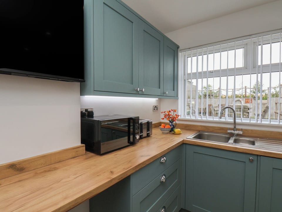 Cottage | Private kitchen | Fridge, dishwasher, electric kettle, toaster