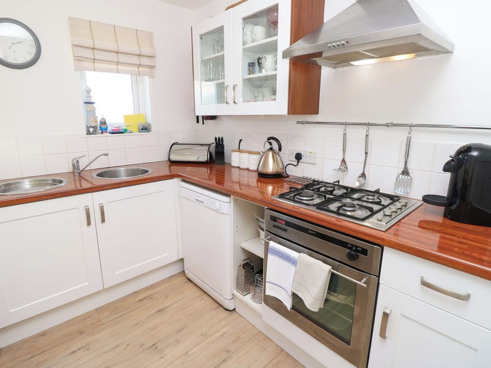 Cottage | Private kitchen | Fridge, dishwasher, electric kettle, toaster