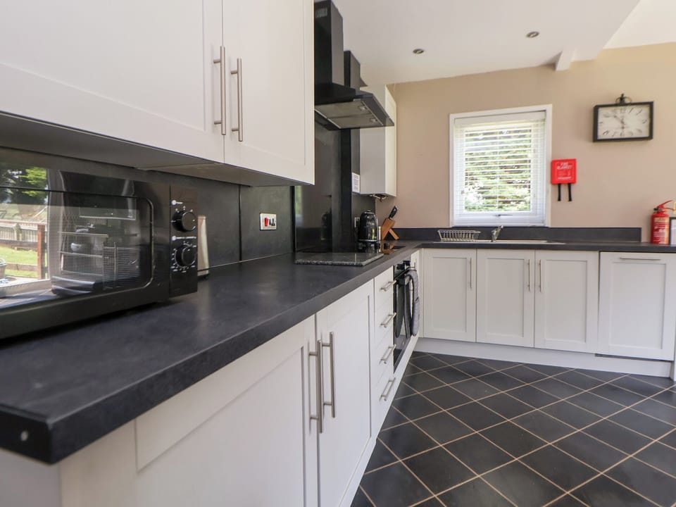 Cottage | Private kitchen | Fridge, dishwasher, cookware/dishes/utensils