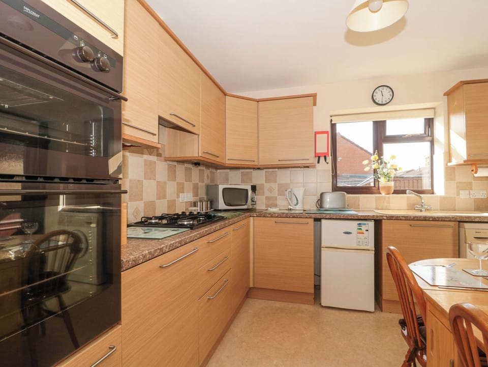 Fridge, cookware/dishes/utensils