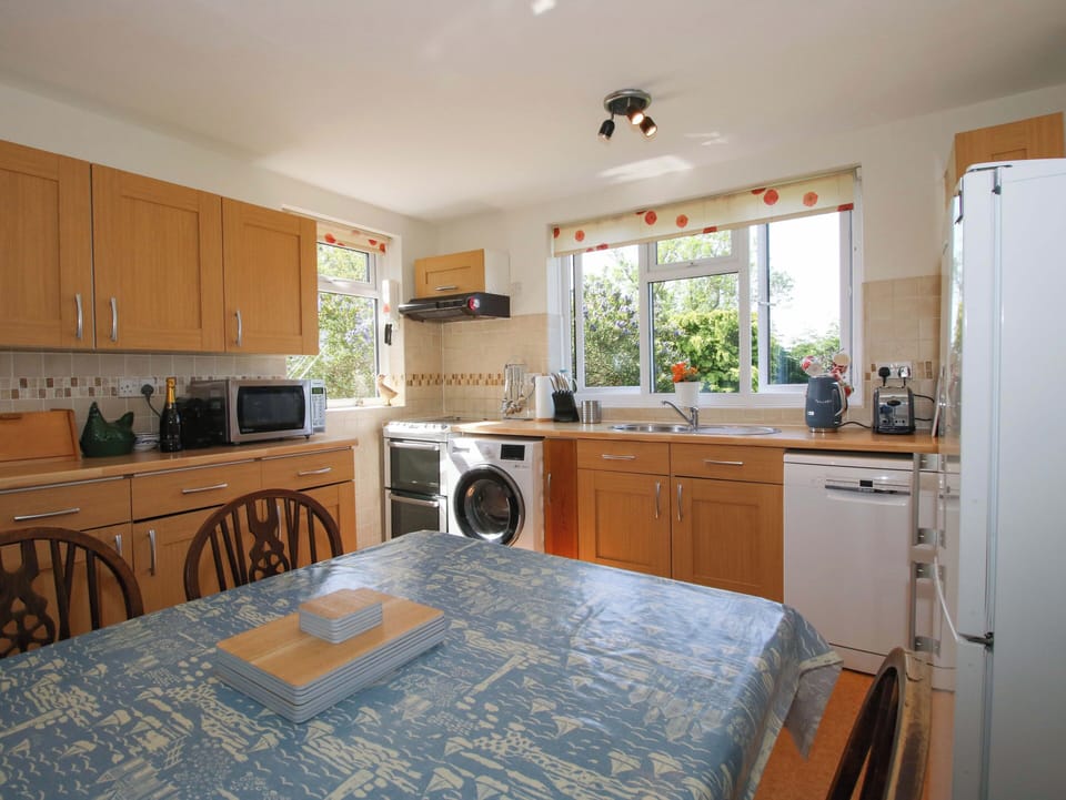 Cottage | Private kitchen | Fridge, dishwasher, electric kettle, toaster