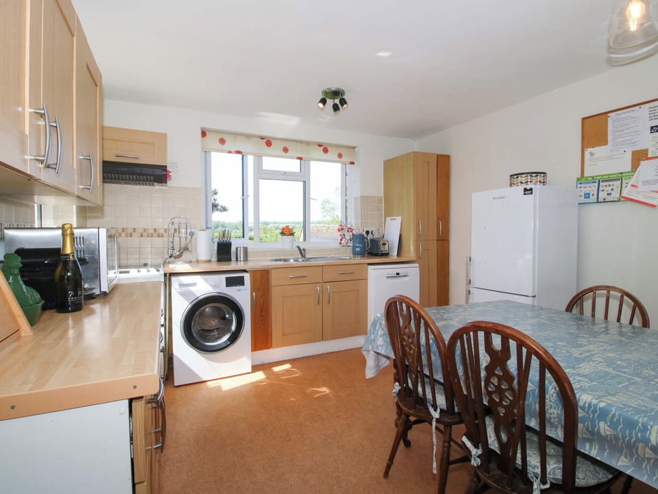 Cottage | Private kitchen | Fridge, dishwasher, electric kettle, toaster