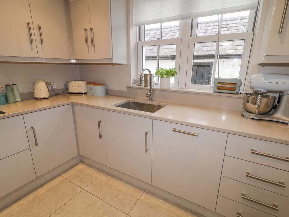 Dishwasher, electric kettle, toaster, cookware/dishes/utensils