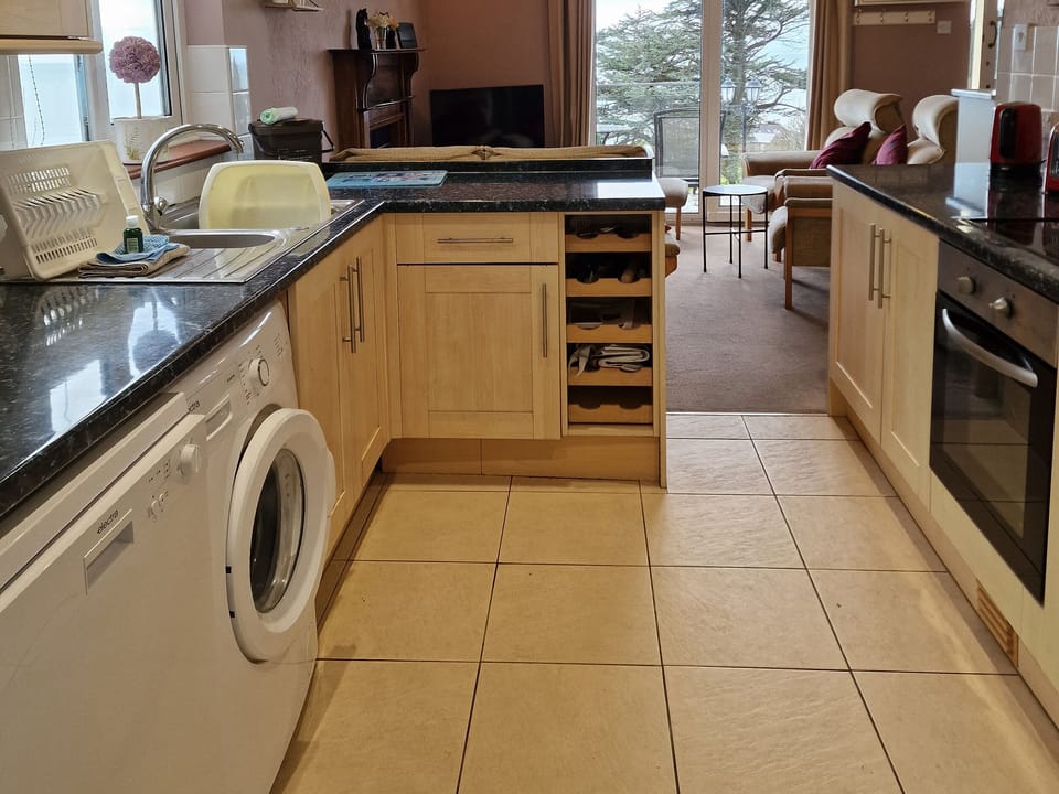 Cottage | Private kitchen | Fridge, electric kettle, toaster, cookware/dishes/utensils