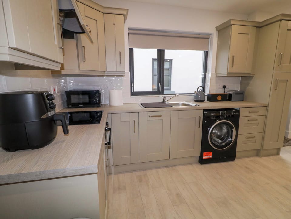 Dishwasher, electric kettle, cookware/dishes/utensils